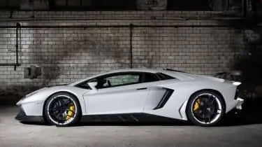 Белый боковой профиль Novitec Lamborghini Aventador