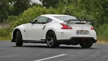 Nissan 370Z Nismo боком