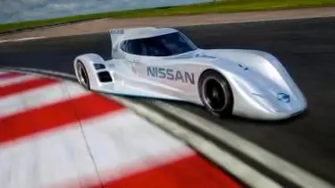 Электрический гонщик Nissan ZEOD RC в Ле-Мане на поворотах