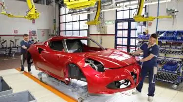 Alfa Romeo 4C: техническое изложение и производственная линия видео