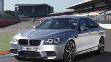 BMW M5 2013 передняя четверть