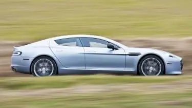 Серебряный боковой профиль Aston Martin Rapide S