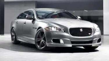 Новый Jaguar XJR с наддувом, спортивный седан серебристого цвета