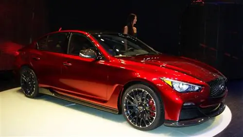 Детали двигателя Infiniti Q50 Eau Rouge: Женева, 2014 г