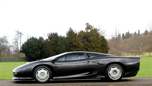 Jaguar XJ220 с малым пробегом выставлен на аукцион