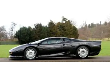 Jaguar XJ220 с небольшим пробегом выставлен на аукцион