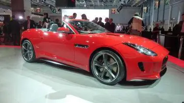 Парижский автосалон Jaguar F-type красного цвета