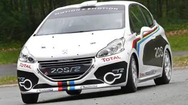 Раллийный автомобиль Peugeot 208 R2 боком