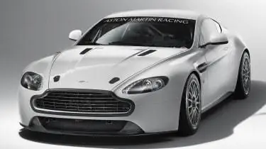 Гонщик Aston Martin V8 Vantage GT4