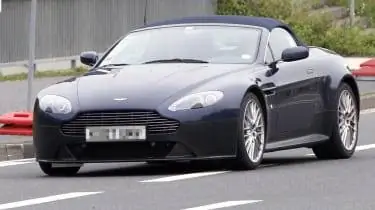 Родстер Aston Martin V12 Vantage