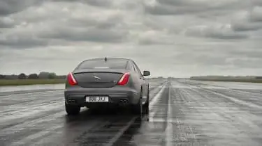 Ягуар XJR575 сзади