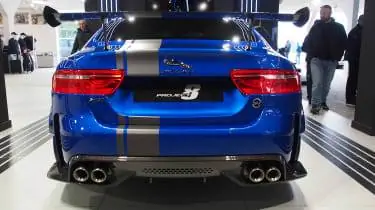 Фестиваль скорости в Гудвуде - Jaguar XE SV Project 8 сзади