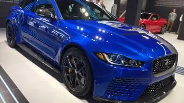 Jaguar XE SV Project 8 - Гудвуд спереди три четверти