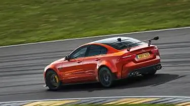 Jaguar XE SV Project 8 сбоку