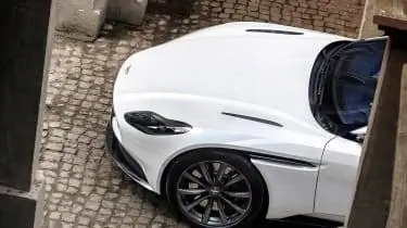 Aston Martin DB11 V8 - передняя часть поднята