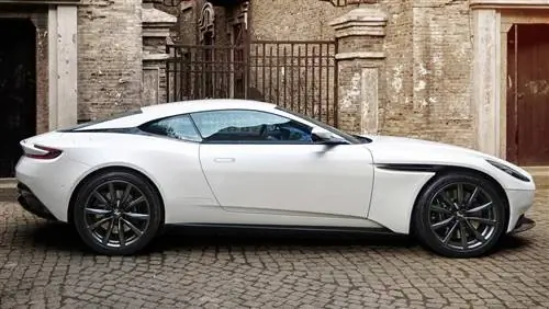 Представлен Aston Martin DB11 V8 - новый GT начального уровня будет использовать двигатель AMG V8