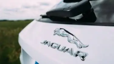 Jaguar F-Pace - Значок