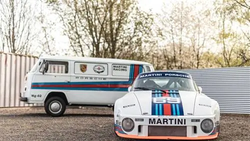 Винтажные близнецы Porsche 934/5 и VW Transporter Martini выставлены на аукцион