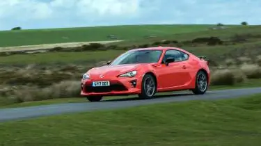 Toyota GT86 Orange Edition передние три четверти