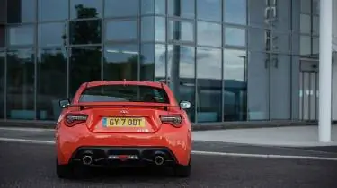 Toyota GT86 Orange Edition сзади