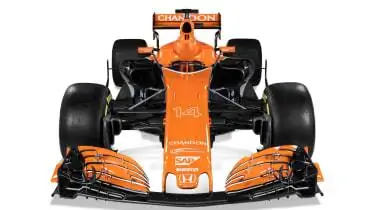 Автомобиль McLaren F1 спереди