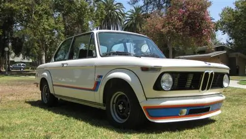 BMW 2002 Turbo пересекает квартал в Монтерее