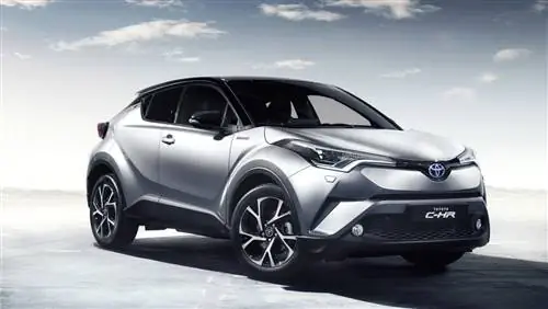 Toyota C-HR – раскрыт высокотехнологичный интерьер Qashqai-истребителя