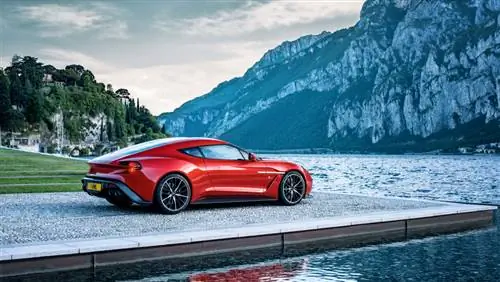 Официальный представитель Aston Martin Vanquish Zagato - будет построено всего 99 купе ограниченного тиража