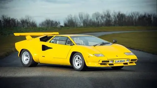 Lamborghini Countach на распродаже Race Retro трудно не заметить