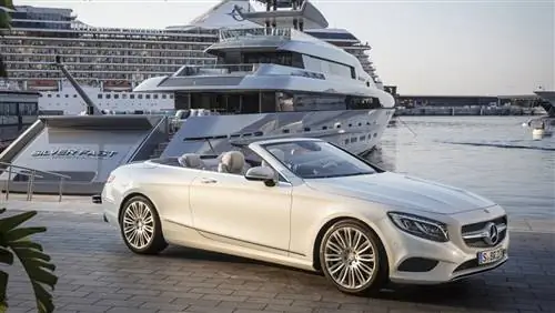 Mercedes-Benz S-Class Cabriolet падает с вершины во Франкфурте