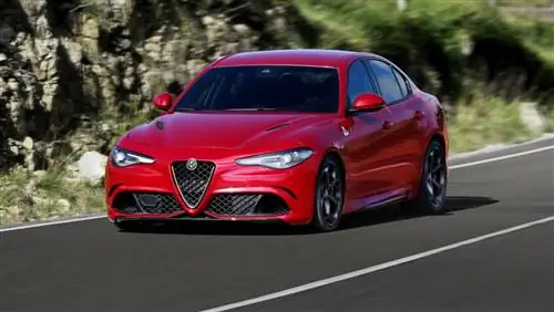 Alfa Romeo Giulia проезжает круг на 13 секунд быстрее, чем BMW M4