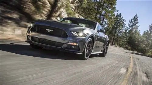 Первые праворульные Ford Mustang сходят с производственной линии Flat Rock