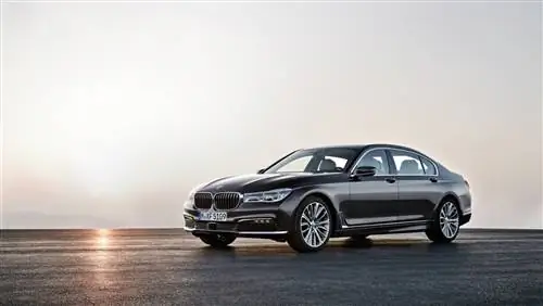 2015 BMW 7 серии прибывает с новыми двигателями и карбоновым элементом