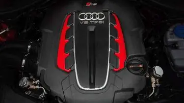 Audi RS6 Avant 2013 года с двигателем V8 с двойным турбонаддувом