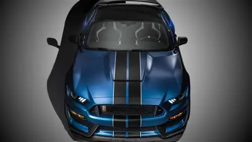 Ford Shelby GT350R Mustang обгоняет Camaro Z28 по времени круга на ринге