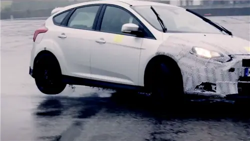 Будет ли Ford Focus RS 2015 года дрейфовать? Посмотреть в действии здесь