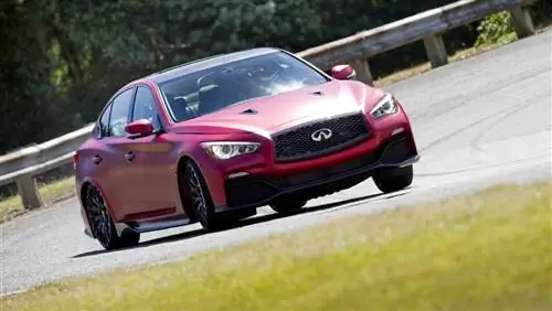 Infiniti Q50 Eau Rouge видео первого вождения