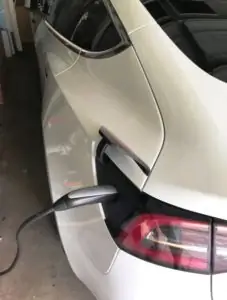 Использование зарядного устройства уровня 1 с солнечной батареей на следующий день после урагана Дориан, чтобы увеличить дальность действия Tesla Model 3