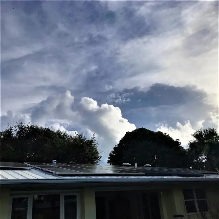 Солнечный дом в Какао-Бич: солнечная горячая вода, бассейн с фотоэлектрическим насосом и фотоэлектрическая система мощностью 6 кВт