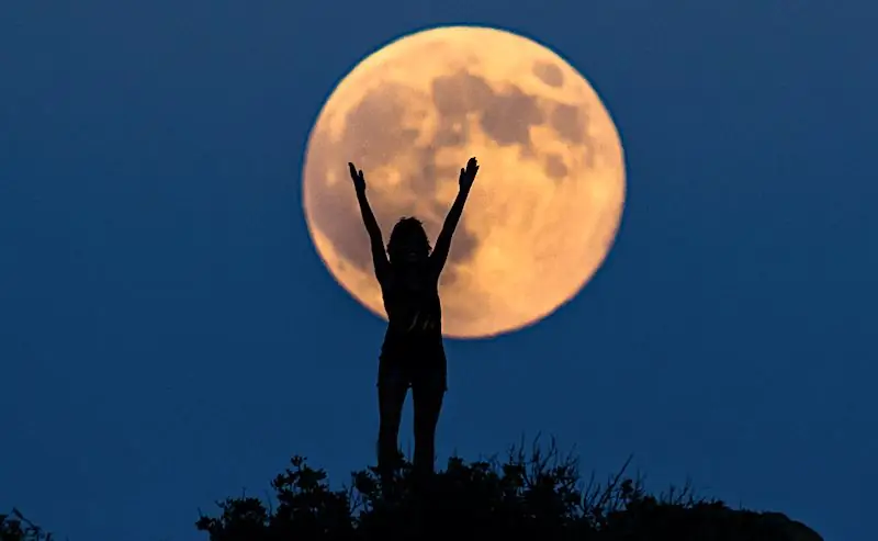 Клубничная луна: как посмотреть последнюю суперлуну в этом году сегодня вечером