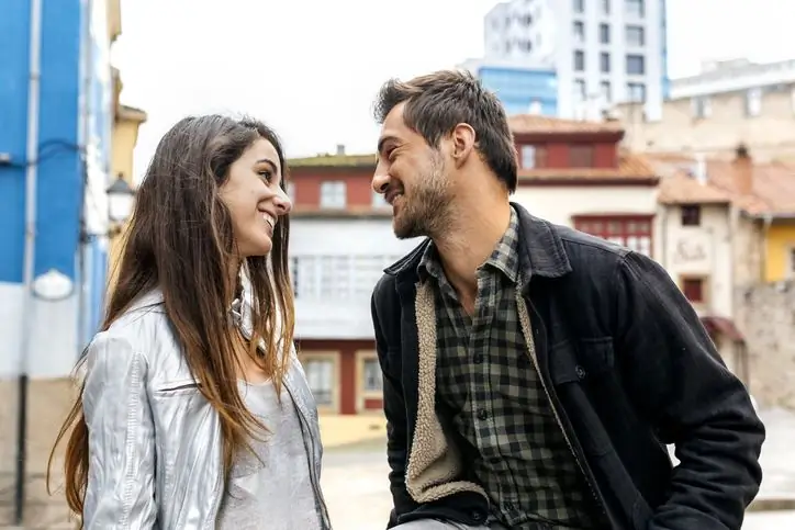 женщина и мужчина флиртуют