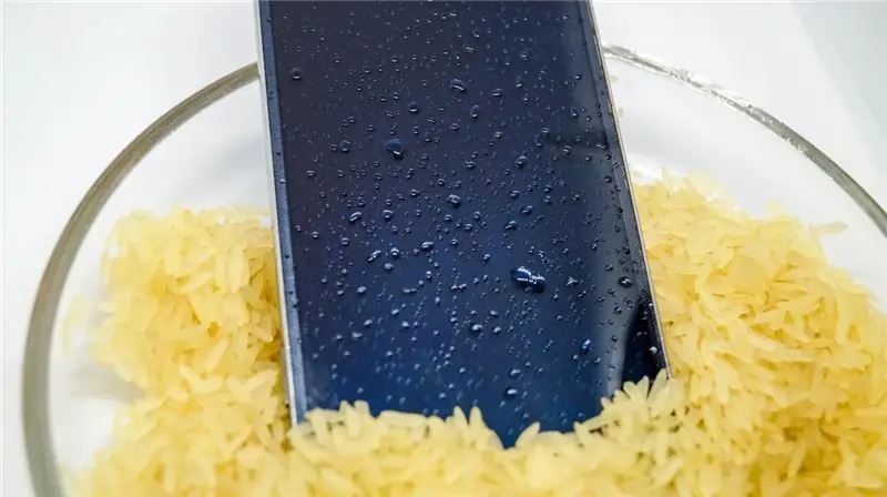 Забудьте наполнить его рисом; что делать если уронил телефон в воду