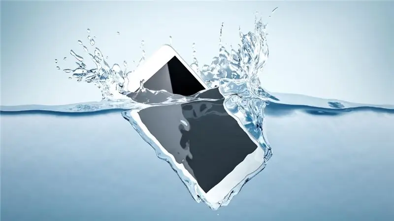 Забудьте положить его в рис; что делать если уронил телефон в воду