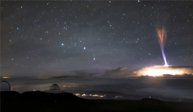 Таинственная молния, вырвавшаяся из облаков, чтобы выстрелить в космос