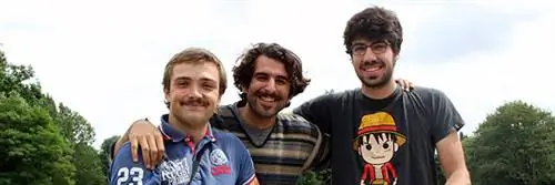 Они путешествуют по миру конфликтов на велосипеде