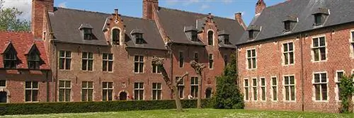 Бегинаж и дом Бабаяги: совместное жилье для пожилых людей