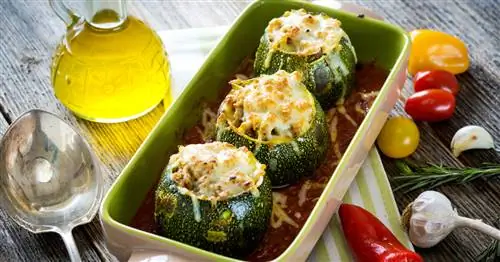 Круглые кабачки, фаршированные кедровыми орешками, летнее лакомство