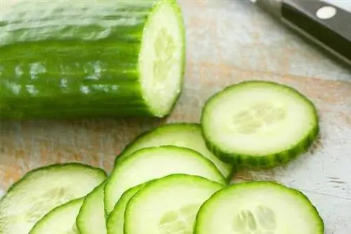 Ломтики огурца помогают уменьшить провисание век.