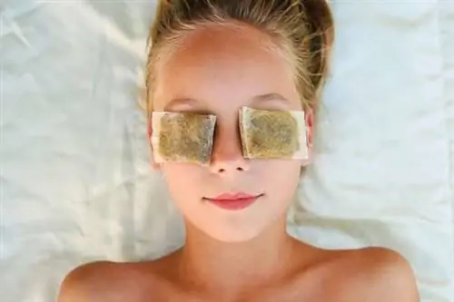 Прикладывание пакетиков с ромашкой помогает бороться с нависшими веками.