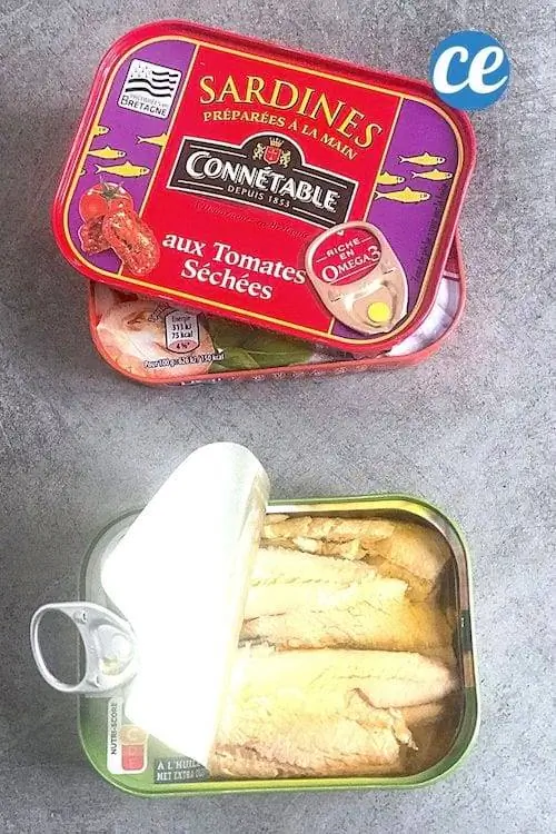 Банки сардин и открытая банка сардин